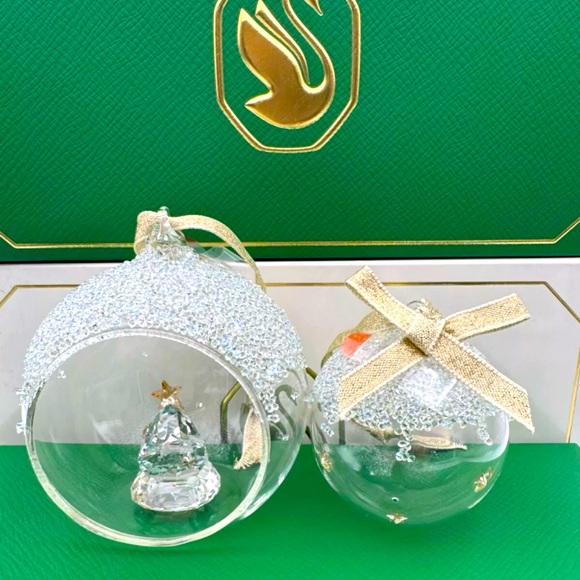 NIB Exclusive Swarovski Set/2 Balls With Christmas Tree Inside Ornament #5658125 - Picture 1 of 8
